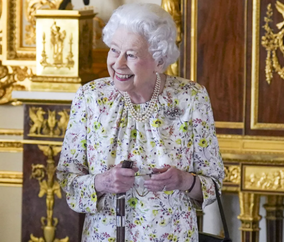 Moda celebra os 100 anos da rainha Elizabeth II com estilo e tradição