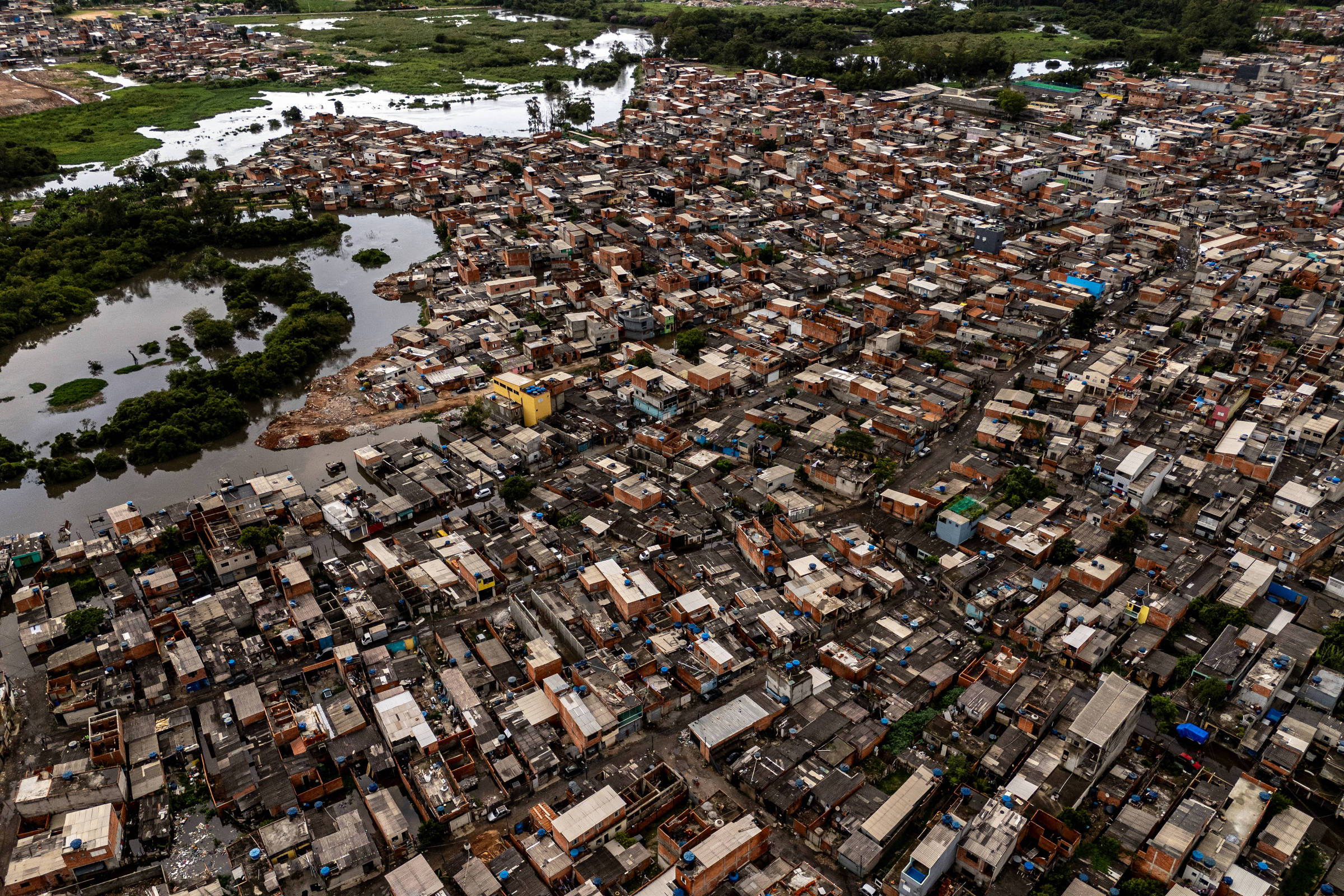 Prefeitura realiza remoção de barracos no Jardim Pantanal e gera protestos