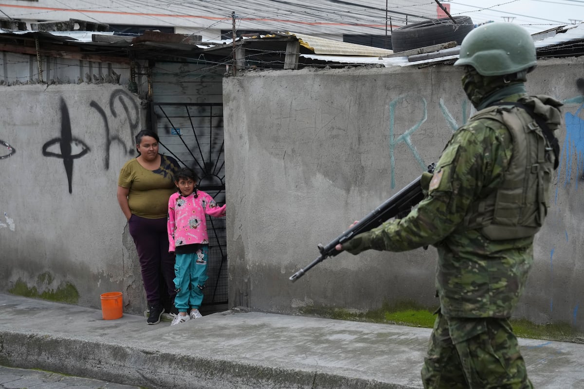 Um soldado recorre as ruas de Quito, Equador, em janeiro de 2024. (Foto: Dolores Ochoa/AP)