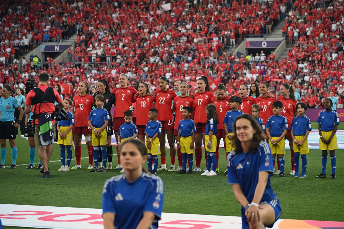 Estádios da Suíça enfrentam filas longas devido à falta de banheiros femininos na Eurocopa