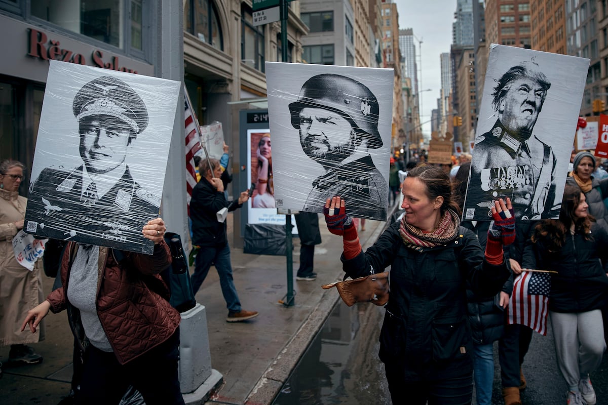 Manifestantes durante uma protesta contra o presidente Donald Trump em Nova York, no dia 5 de abril. (Foto: Andres Kudacki/AP)