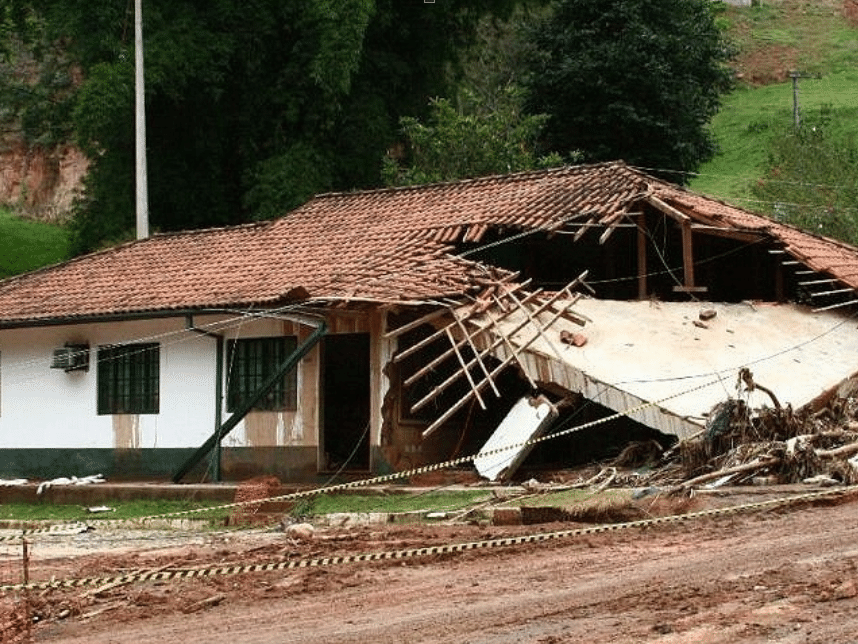 Casa destruída pelas chuvas em Nova Friburgo (RJ), em 2011 (Foto: Yuri Castelli/UOL)