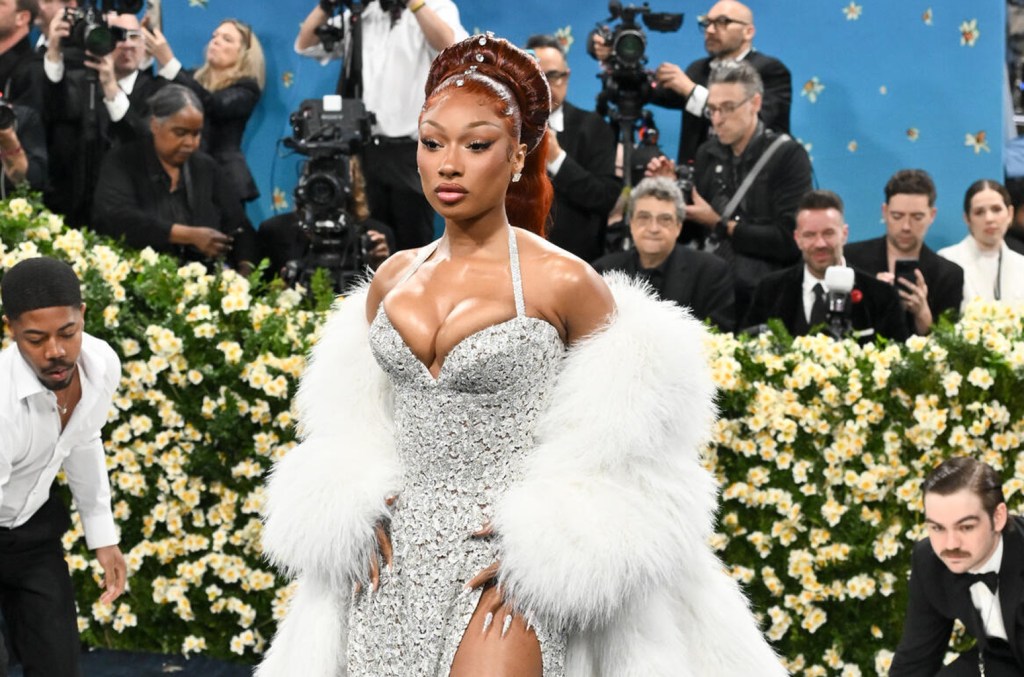 Megan Thee Stallion escondeu o celular no Met Gala e comeu aperitivos com Doechii. (Foto: Reprodução)
