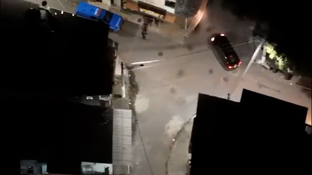 Drone registra criminosos armados em comboio próximo a viatura da PM no Rio