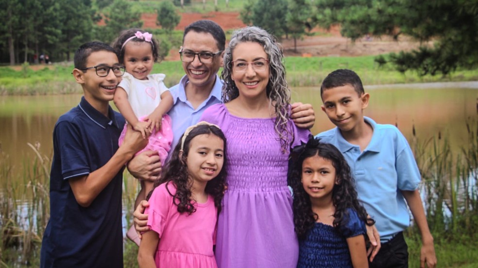 Jeniffer e Julio adotaram cinco irmãos (Foto: Cedida pela família)