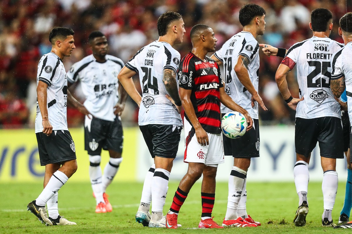 De falta, De La Cruz marcou o único gol do Flamengo na derrota por 2 a 1 para o Central Córdoba (Foto: Gilvan de Souza/Flamengo)