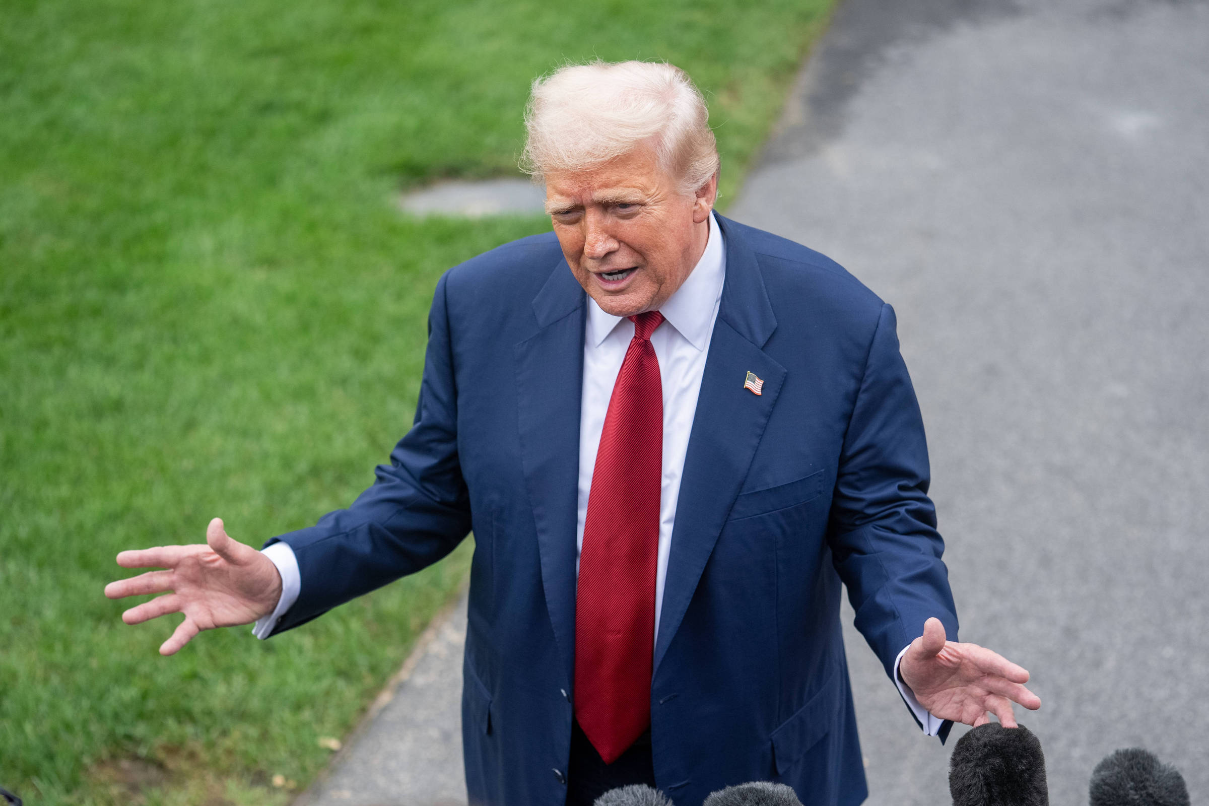 Trump anuncia novas tarifas sobre importação de petróleo russo nesta quarta-feira