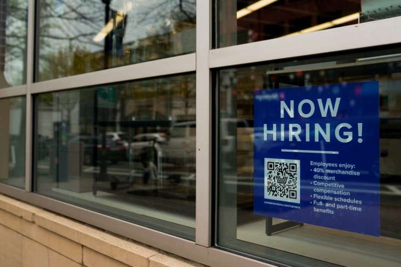Placa anunciando vaga de trabalho em Arlington, EUA (Foto: Elizabeth Frantz/Reuters)