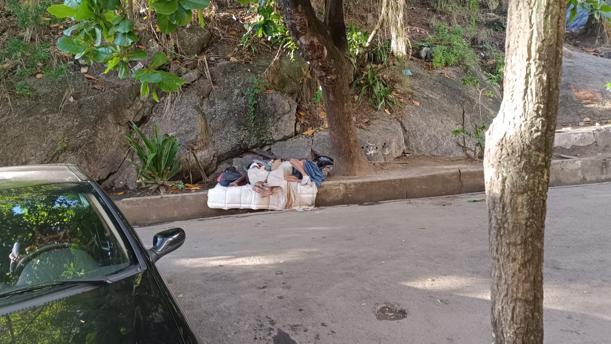 Pessoas em situação de rua dormem na General Silvestre Rocha, em Icaraí (Foto: Foto de leitor)