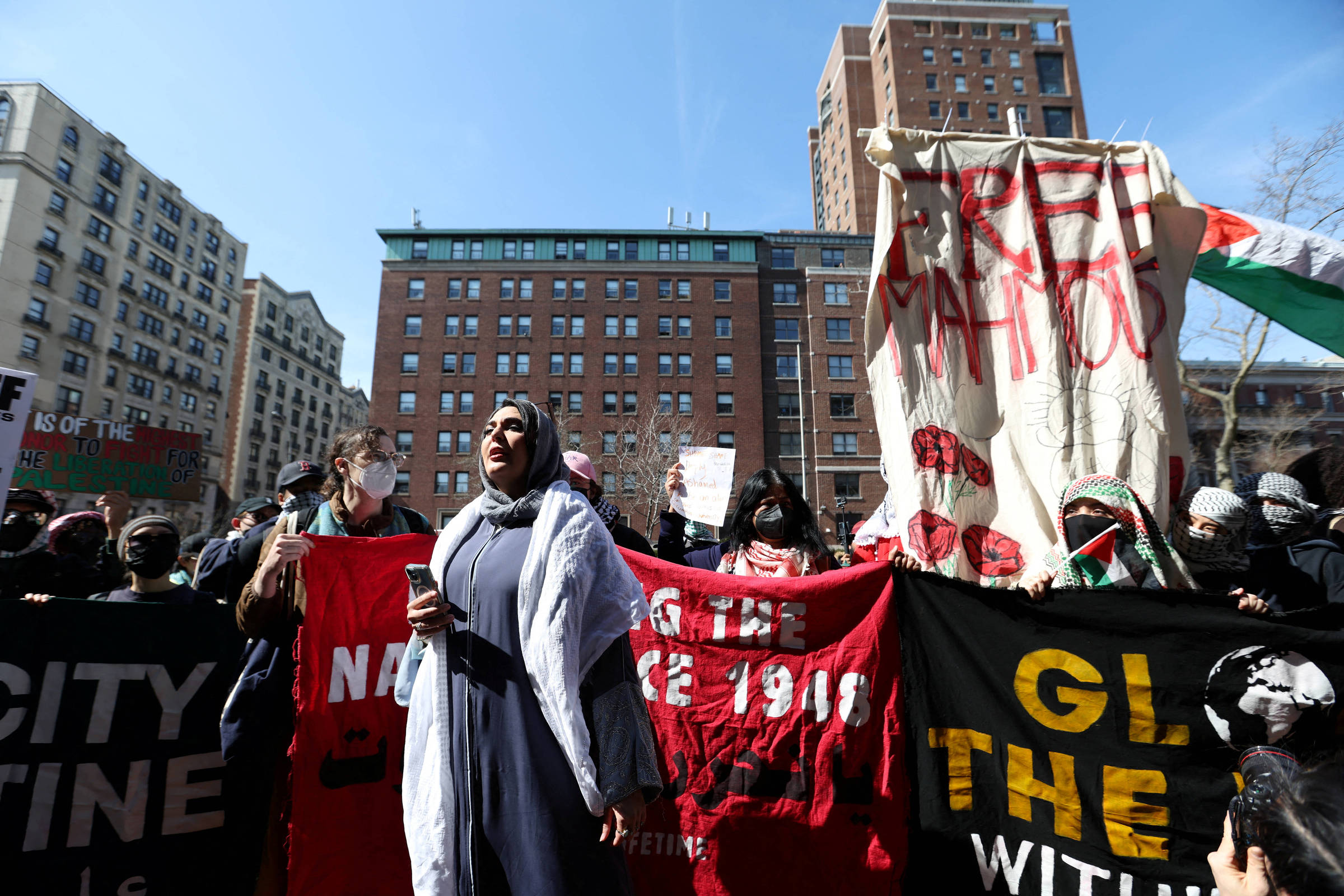 Manifestantes protestam do lado de fora do campus principal da Universidade Columbia contra a prisão de Mahmoud Khalil, ativista pró-Palestina que foi estudante da instituição. (Foto: Kylie Cooper - 14.mar.25/Reuters)