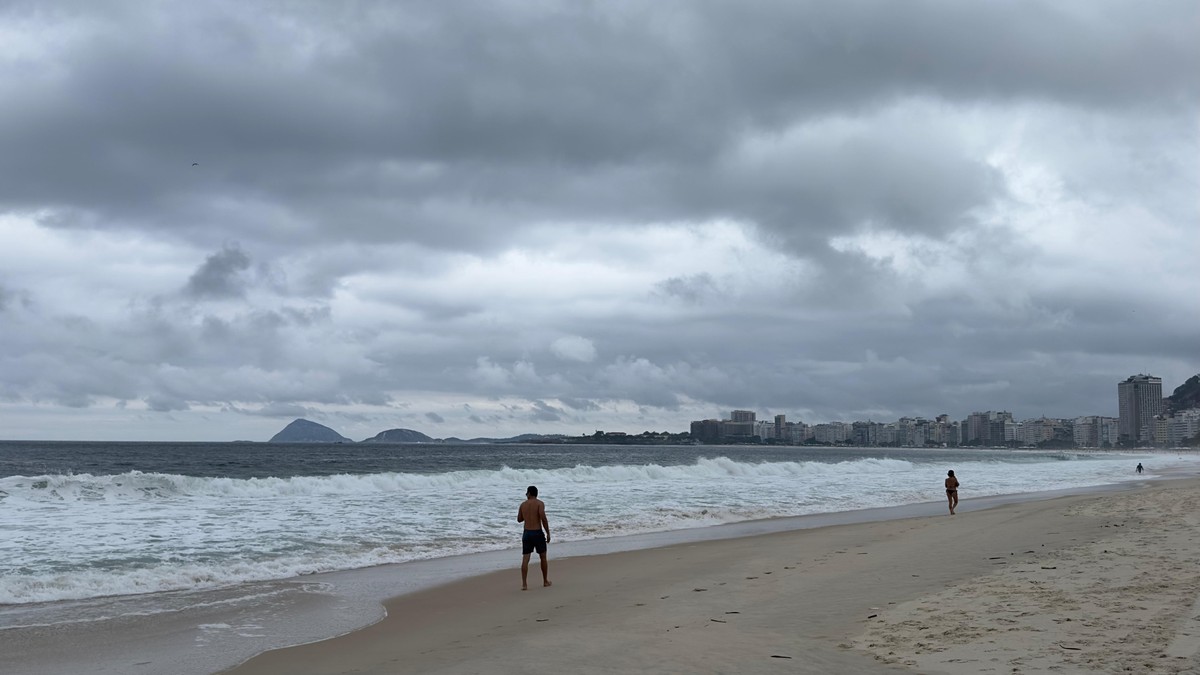 O céu nublado na Praia de Copacabana. (Foto: Márcia Foletto/Agência O Globo)  
Alagamento na Rua Vinte e Quatro de Maio, no Méier, próximo à estação de trem do bairro. (Foto: Reprodução)