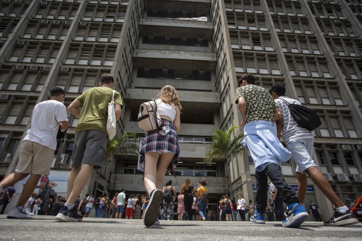 Invasão interrompe festa de estudantes na Uerj e gera tumulto