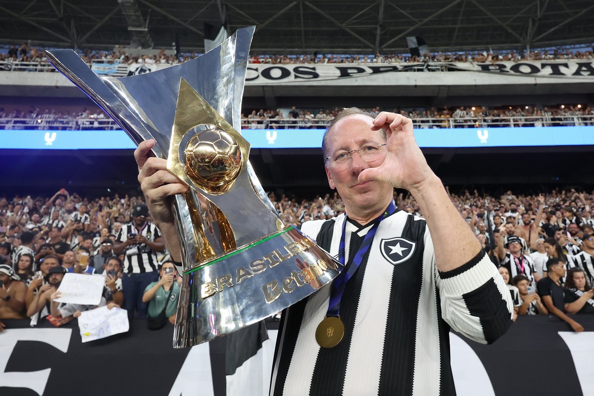 John Textor, dono do Botafogo, posa com a taça (Foto: Vitor Silva/Botafogo)