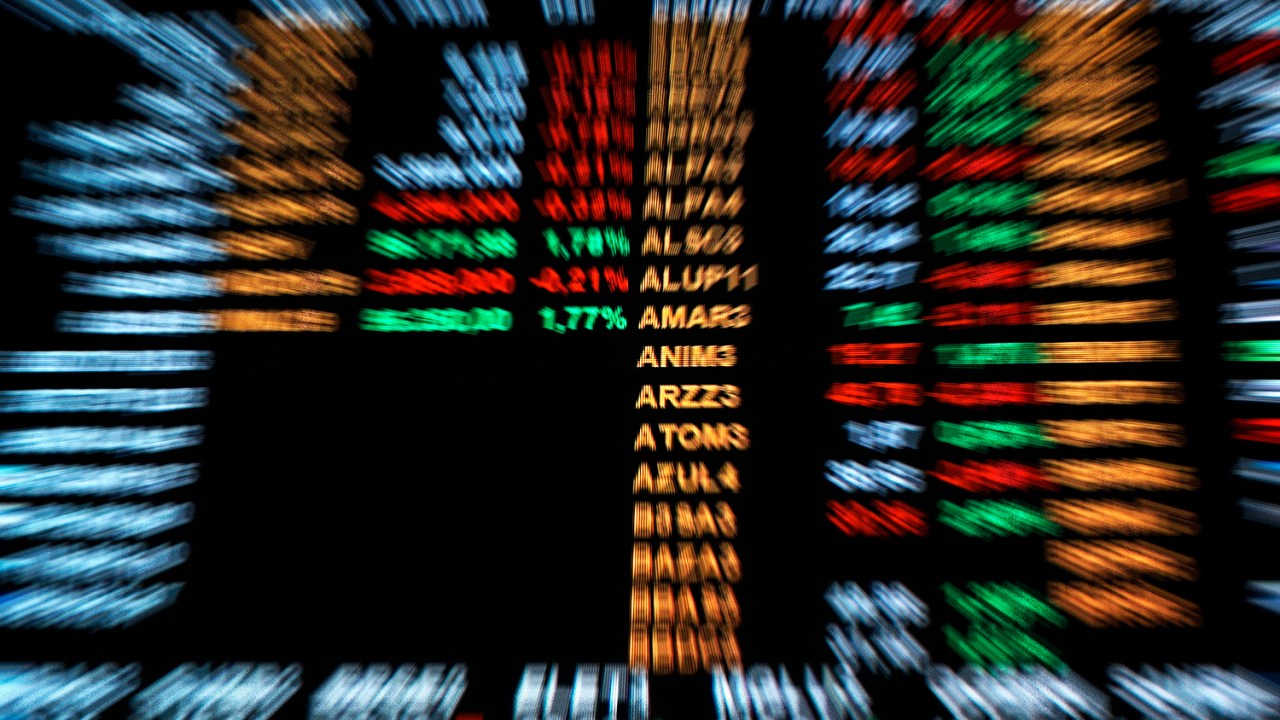 Consultor sugere estratégias para investir na bolsa e na renda fixa agora