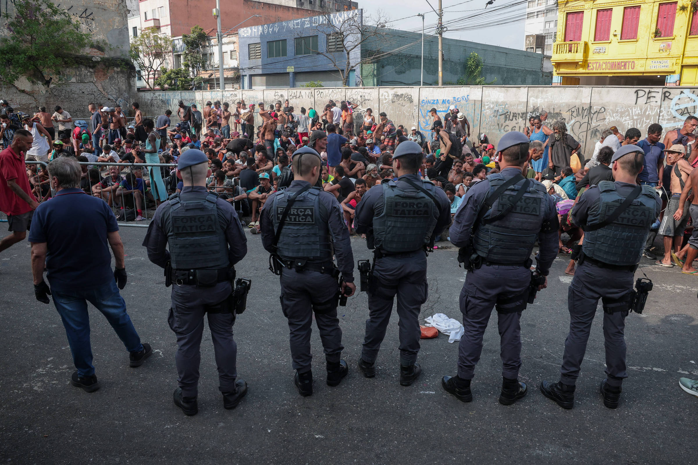 Policiais participam de operação na cracolândia, no centro de São Paulo (Foto: Danilo Verpa - 17.mar.25/Folhapress)  
Foliões durante a apresentação do bloco de Léo Santana no Ibirapuera, zona sul de São Paulo (Foto: Bruno Santos - 9.mar.25/Folhapress)