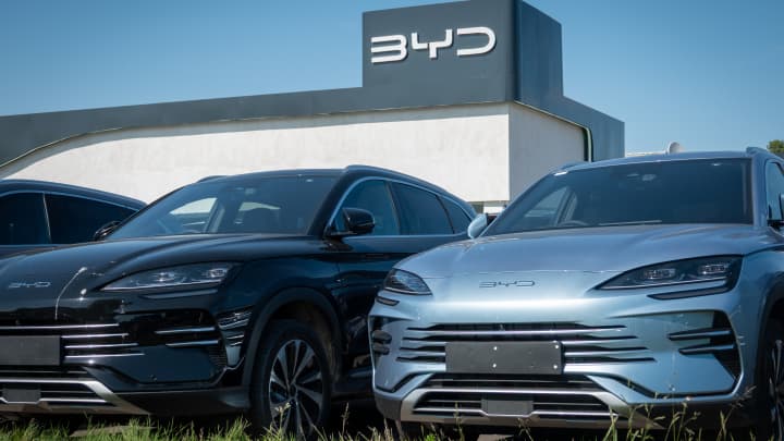 BYD da China enfrenta queda nas entregas devido à guerra de preços de EVs