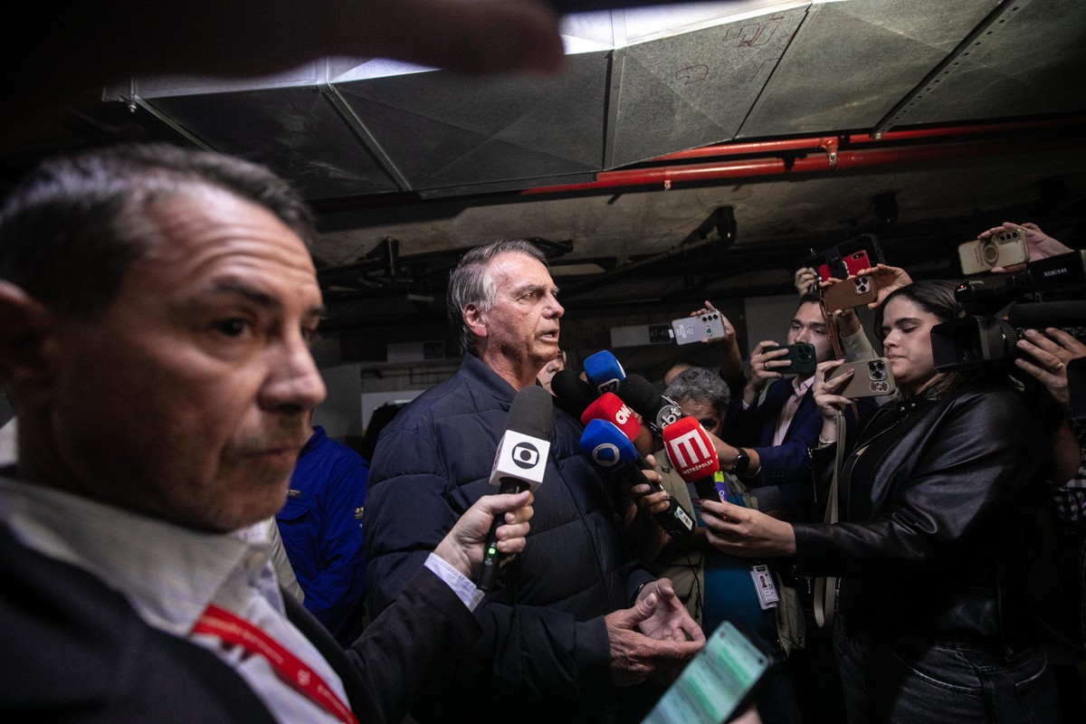 Bolsonaro enfrenta constrangimento após operação da PF e uso de tornozeleira