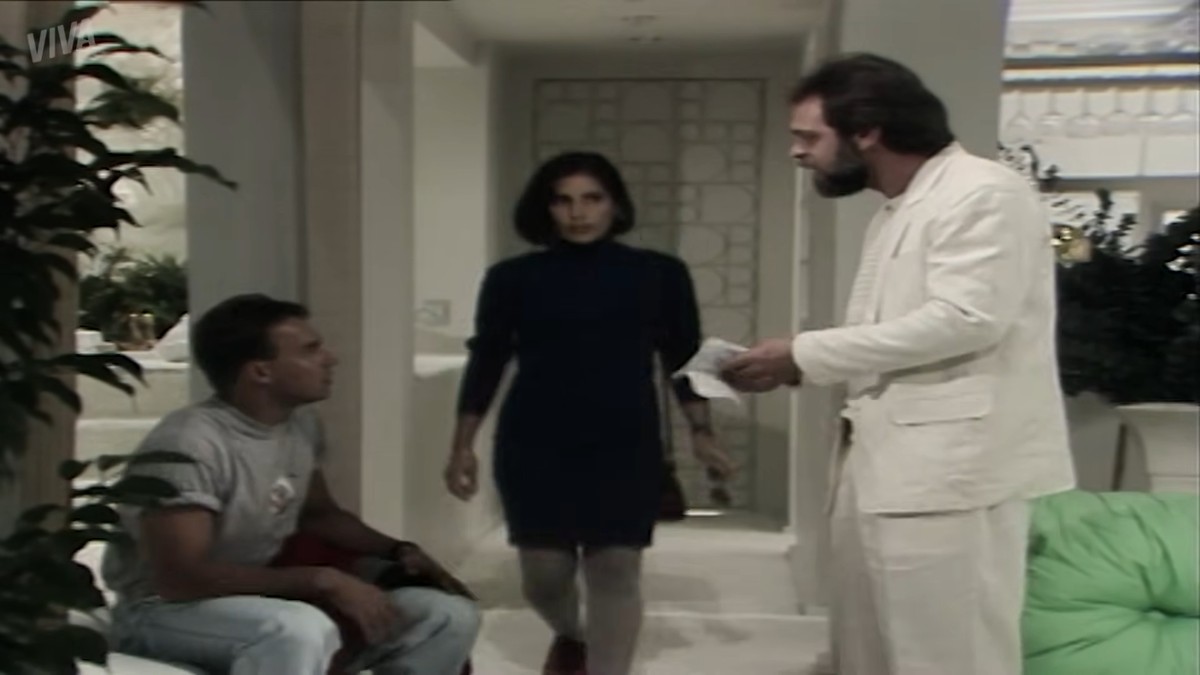 Maria de Fátima descobre que César levou seu dinheiro e ainda é expulsa do apartamento (Foto: Reprodução)