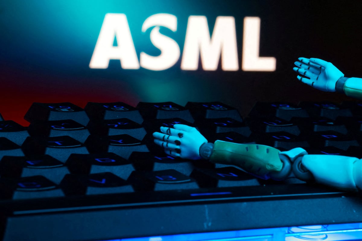 O logotipo da ASML, um teclado e as mãos de um robô aparecem nesta ilustração tirada em 27 de janeiro de 2025. (Foto: Dado Ruvic/REUTERS)