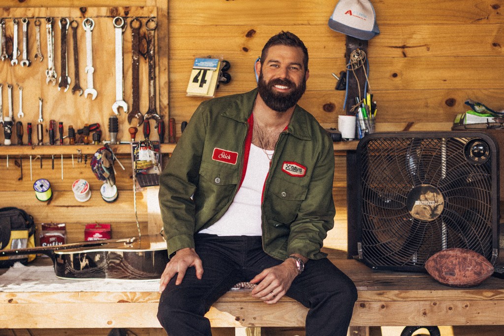 Jordan Davis alcança 10ª posição no ranking de Country Airplay com 'Bar None'