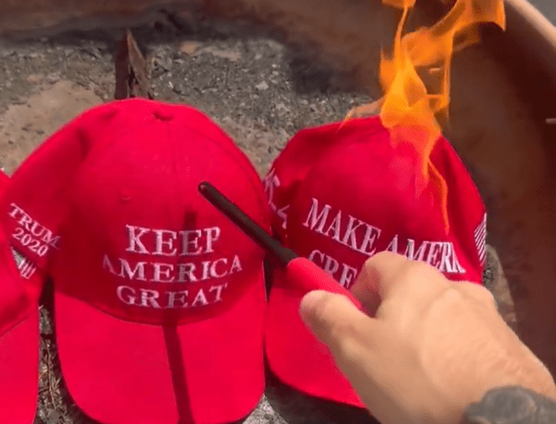 Ex-apoiadores de Trump incendeiam bonés ‘MAGA’ em protesto contra escândalo sexual