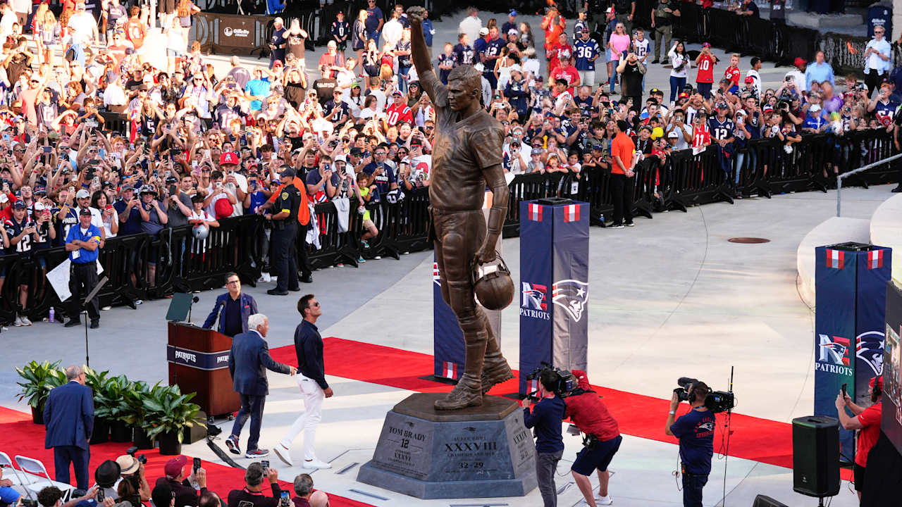 Patriots homenageiam Tom Brady com estátua antes do jogo de pré-temporada