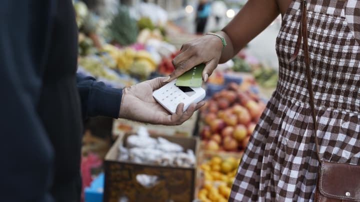 Fed mantém taxa de juros estável e impacta financiamentos e cartões de crédito