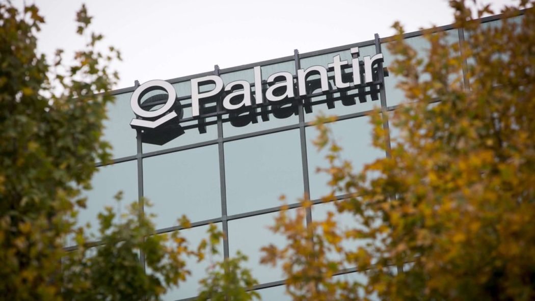 Palantir se destaca em 2025 com contratos públicos e inovações em inteligência artificial