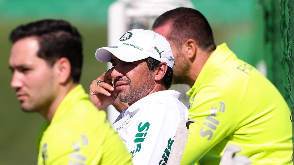 Abel Ferreira durante treino do Palmeiras na Academia de Futebol (Foto: Cesar Greco)