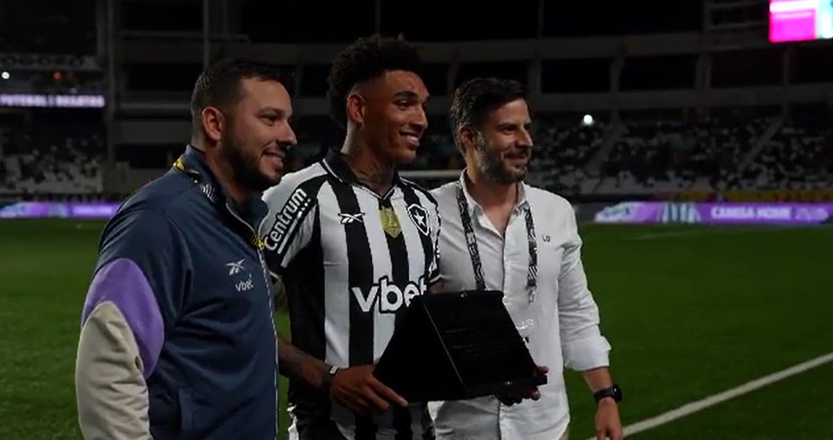 Botafogo presta homenagem a Igor Jesus antes de sua saída do clube