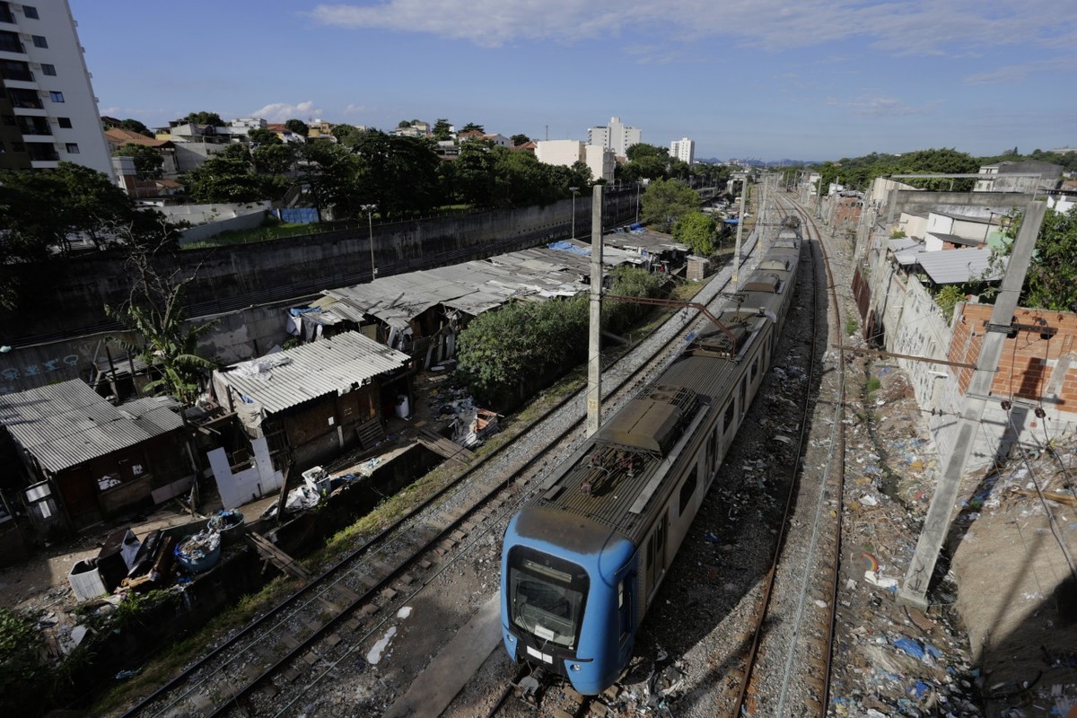 Trilhos de trem se tornam refúgio para crimes e sucata em áreas de tráfico