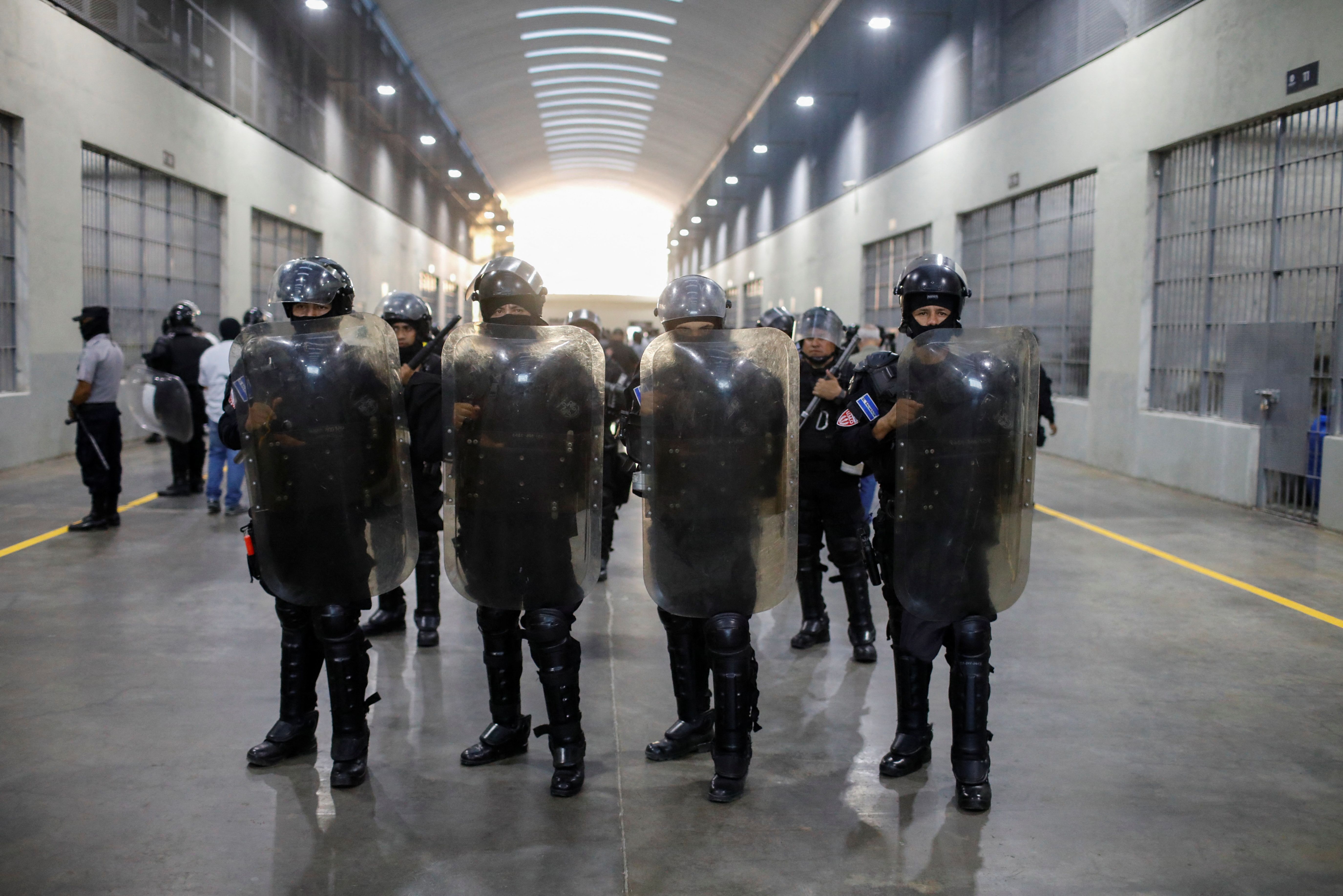 Foto de um homem em uma sala de aula, cercado por alunos. Ele está explicando um conceito em um quadro branco. (Foto: Jose Cabezas/Reuters)
