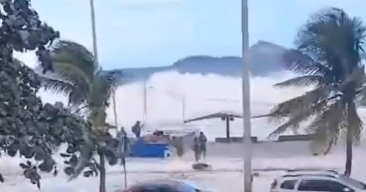 Água do mar invade ruas e provoca interdições em São Paulo e no Rio de Janeiro