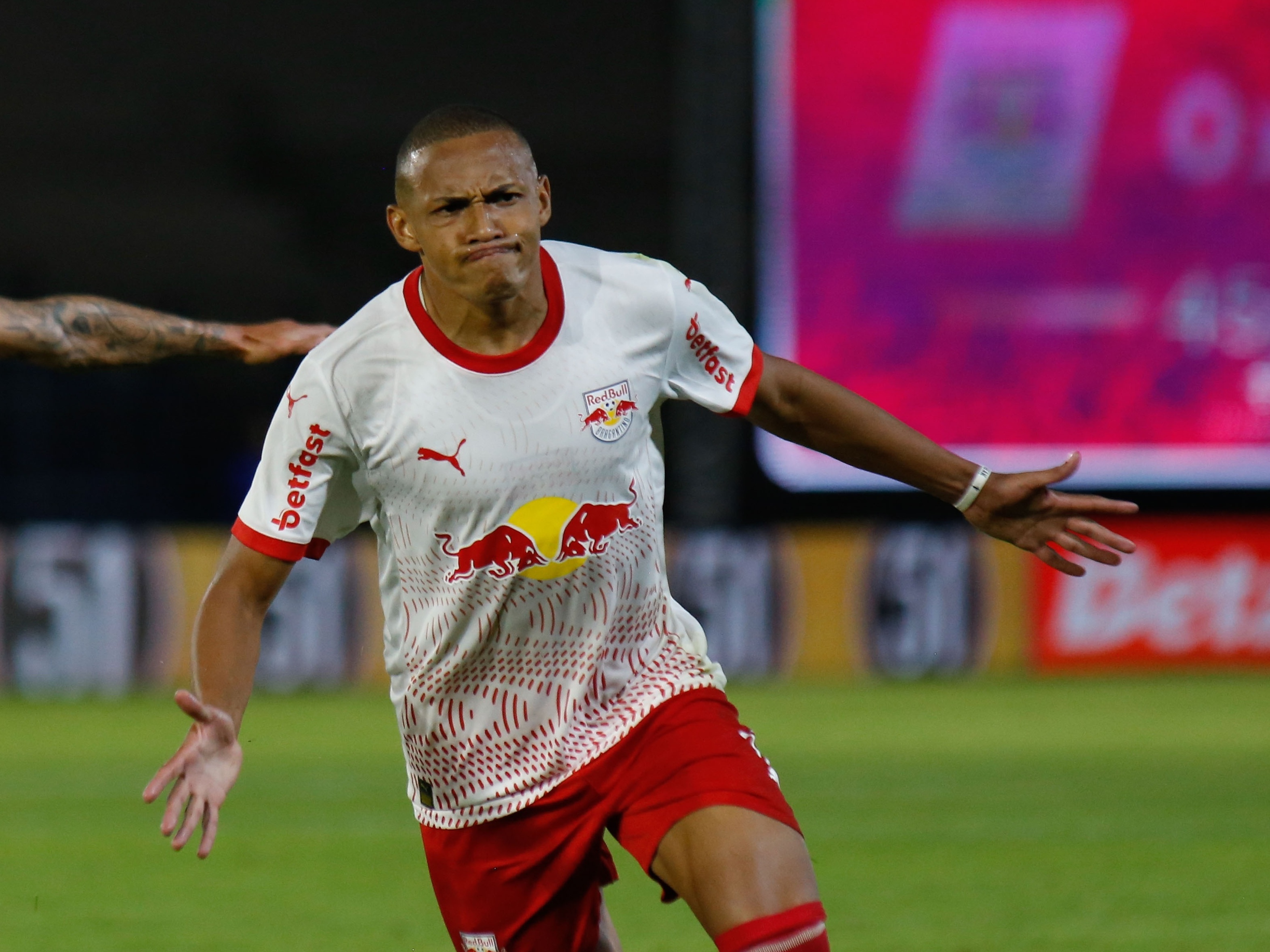 Jhon Jhon, do RB Bragantino, comemora gol marcado contra o Juventude, pelo Brasileirão. (Foto: LUIS MOURA/WPP/ESTADÃO CONTEÚDO)
