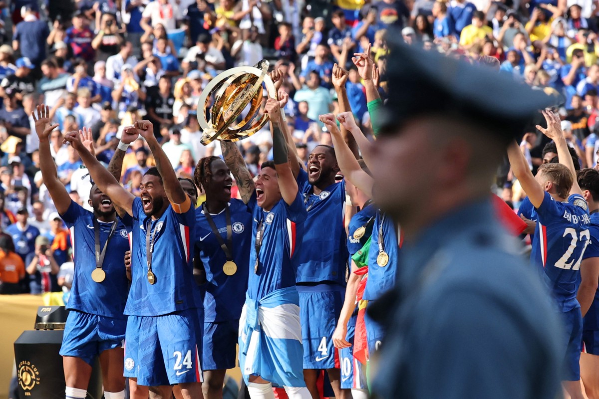 Chelsea negocia onze jogadores três dias após conquistar o Mundial
