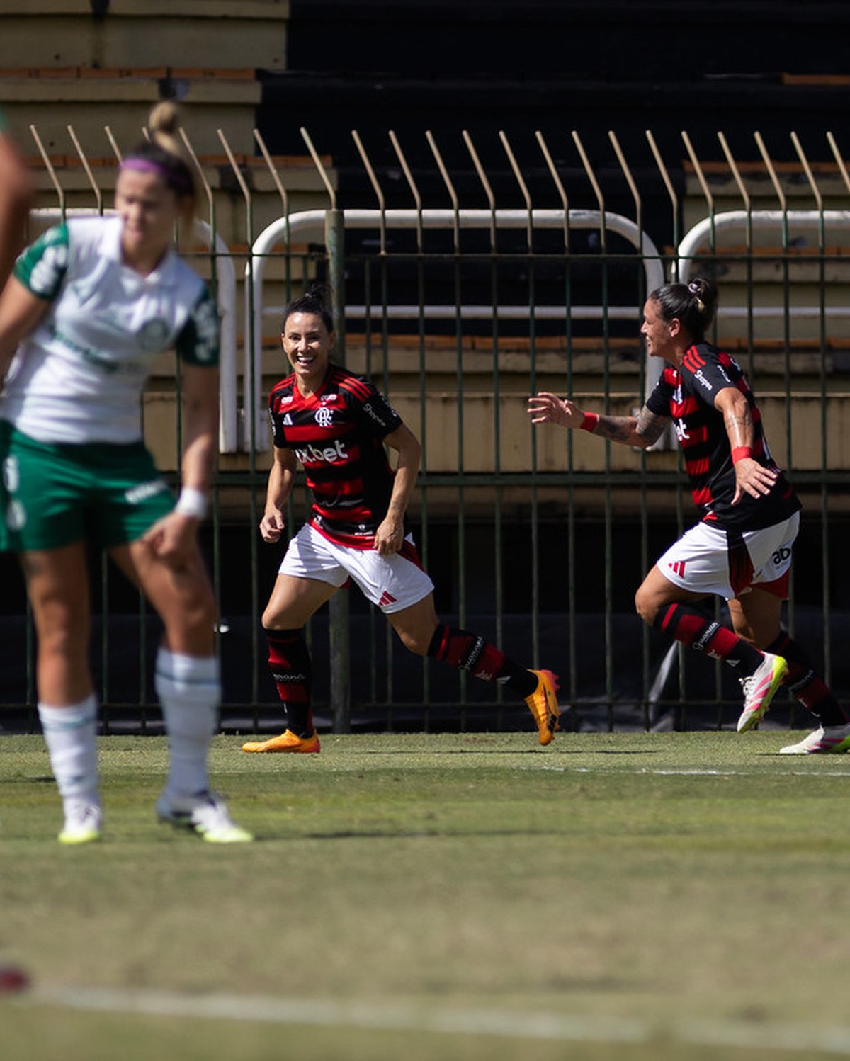 Jucinara brilha com gol de falta e inspira homens a aprender a cobrança