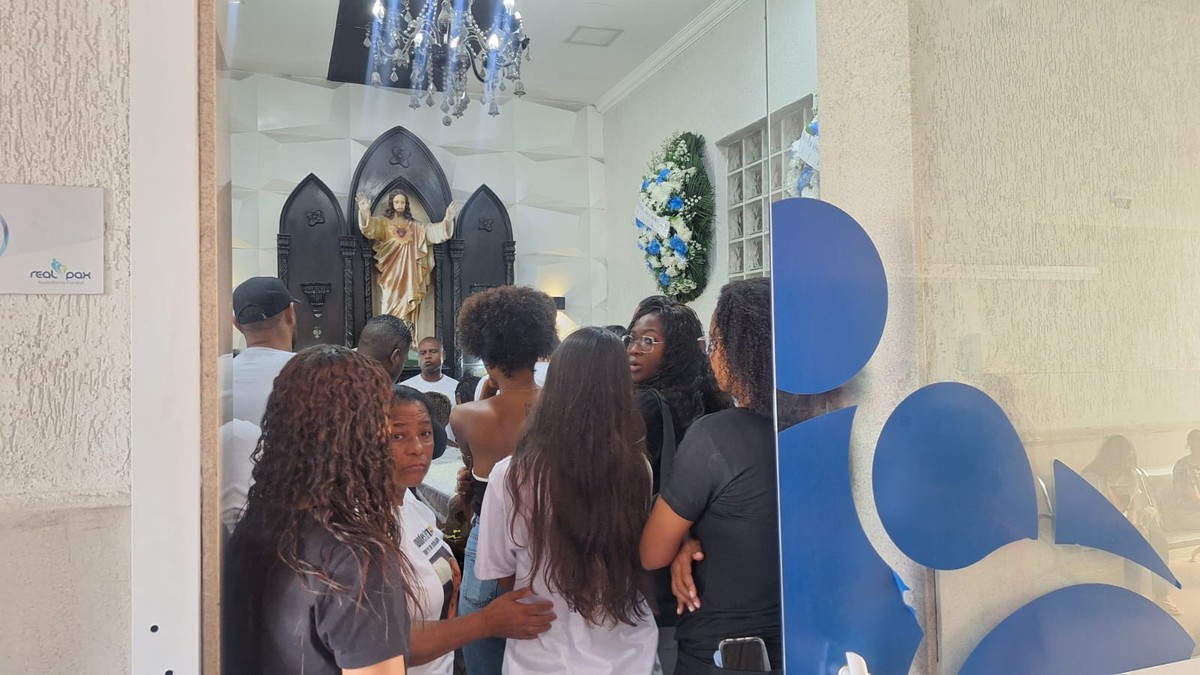Amigos e familiares na capela para velório de Gabriel dos Santos Vieira — Foto: Jéssica Marques