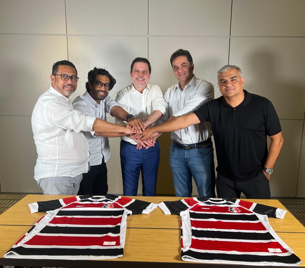 Dirigentes do Santa Cruz e investidores assinam proposta vinculante da SAF (Sociedade Anônima do Futebol) (Foto: Divulgação)