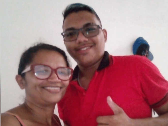 Andreza Menezes, 49 anos, ao lado do filho. (Foto: Arquivo pessoal)