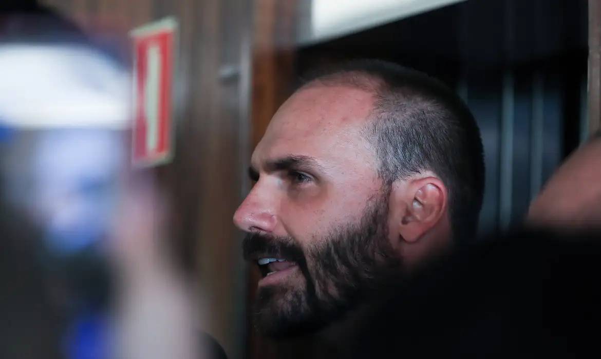 Eduardo Bolsonaro decide não retornar ao Brasil e planeja ação contra Moraes