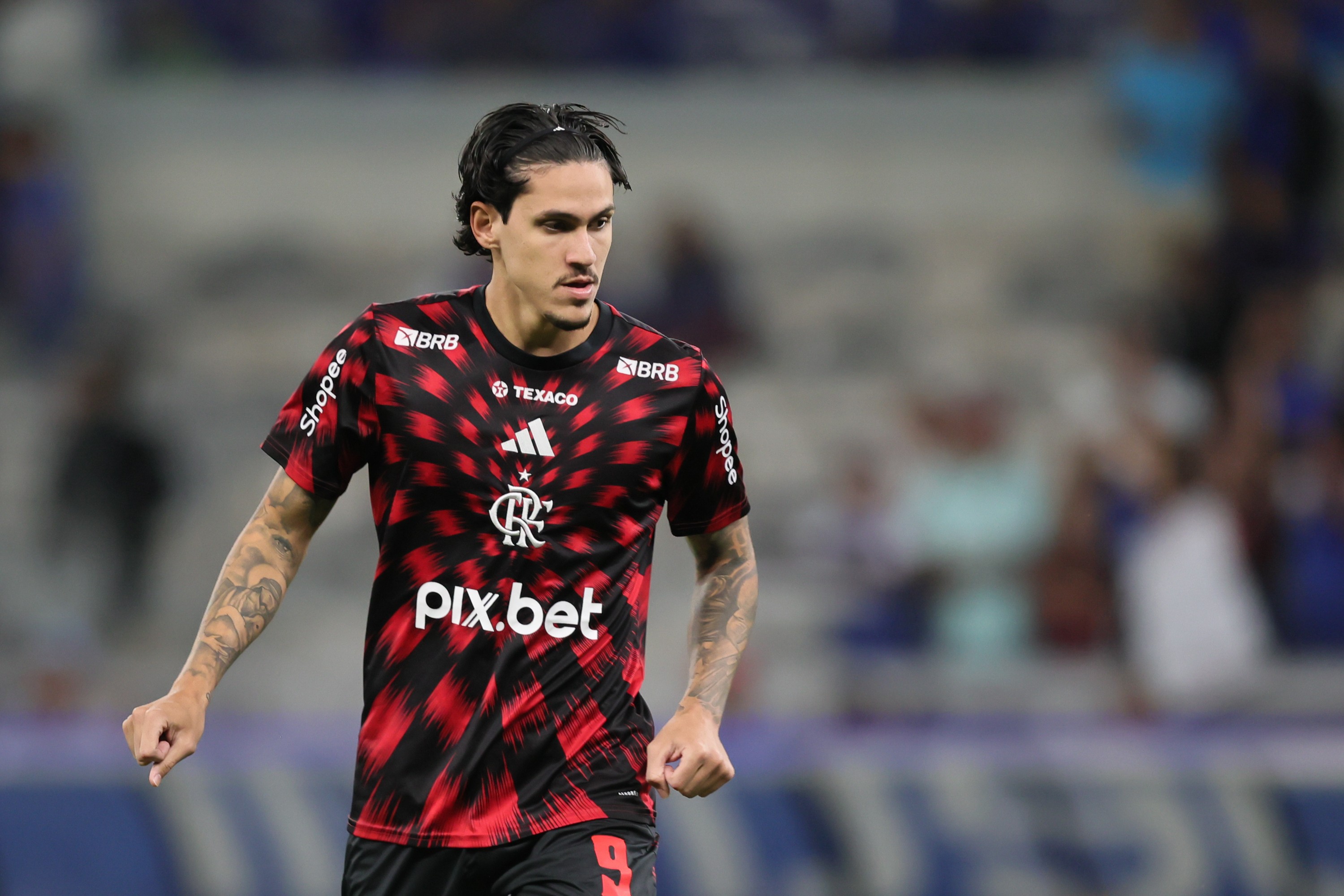 Flamengo busca novo centroavante enquanto avalia situação de Pedro e Juninho