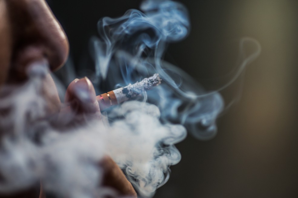 O tabagismo é um dos fatores de risco para o desenvolvimento de doenças crônicas e câncer ao longo do processo de envelhecimento. (Foto: Freepik)