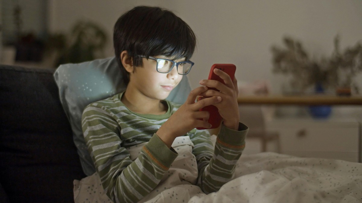 Uso de celular por crianças deve ser acompanhado pelos pais, como conversas no WhatsApp (Foto: Pexels)