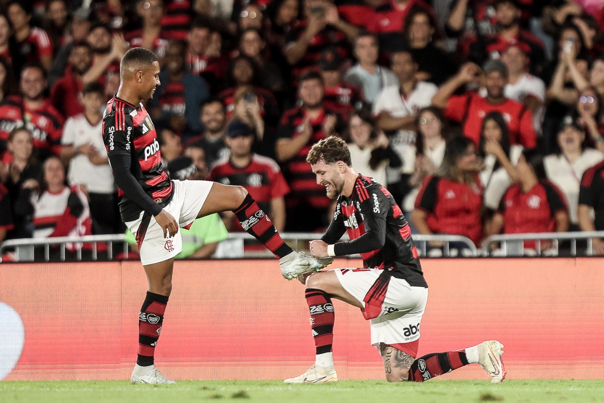 Flamengo supera Mirassol e se mantém na liderança do Brasileiro com vitória suada