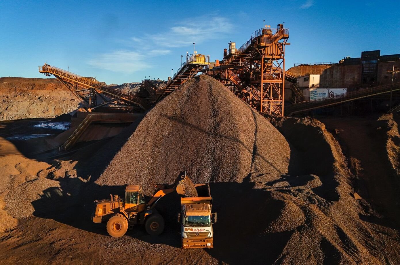 Setor mineral enfrenta desafios com adiamento de tarifas e exceções de Trump