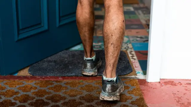 Não é só a sujeira visível que você traz com os sapatos (Foto: Getty Images)