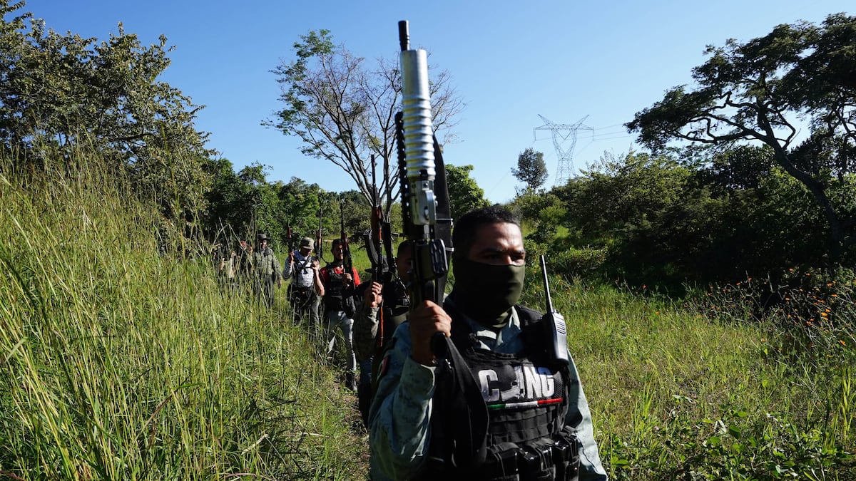 Integrantes de um braço armado do Cártel Jalisco Nova Geração percorrem uma localidade da serra Michoacana, em novembro de 2023. (Foto: Cuartoscuro)