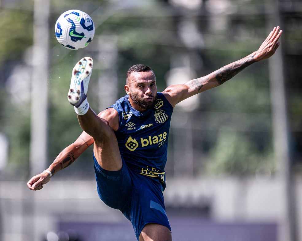 Guilherme Amado em treino do Santos no CT Rei Pelé (Foto: Raul Baretta/Santos FC)