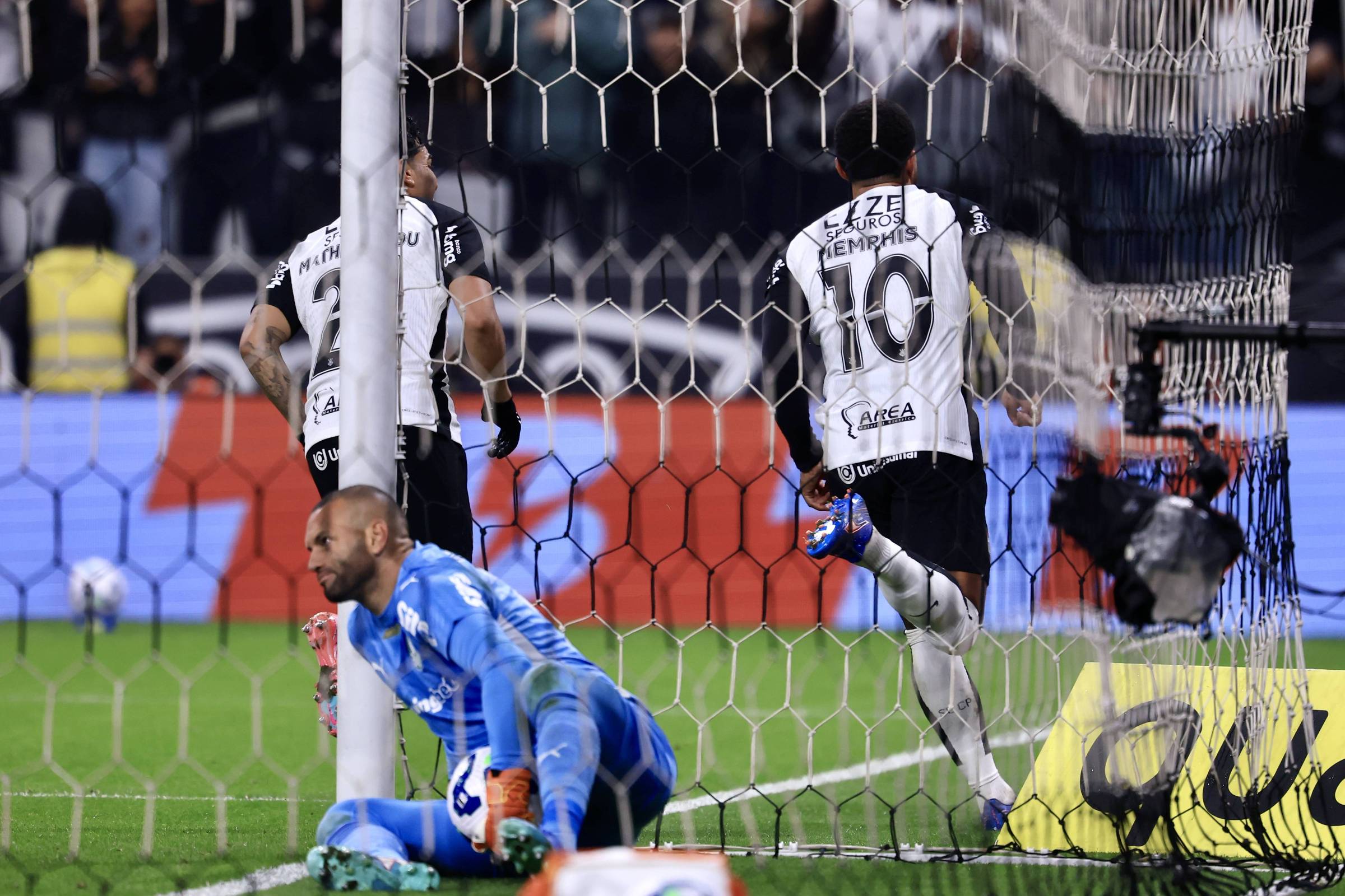 Corinthians supera Palmeiras com gol decisivo de Memphis na Copa do Brasil