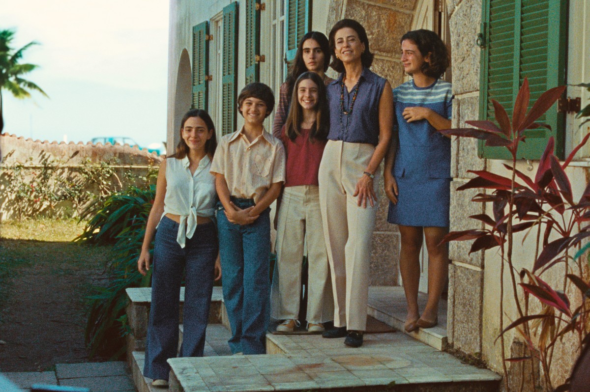 Luiza Kosovski, Guilherme Silveira, Cora Mora, Valentina Herszage, Fernanda Torres e Barbara Luz em cena de 'Ainda estou aqui' (Foto: Divulgação)